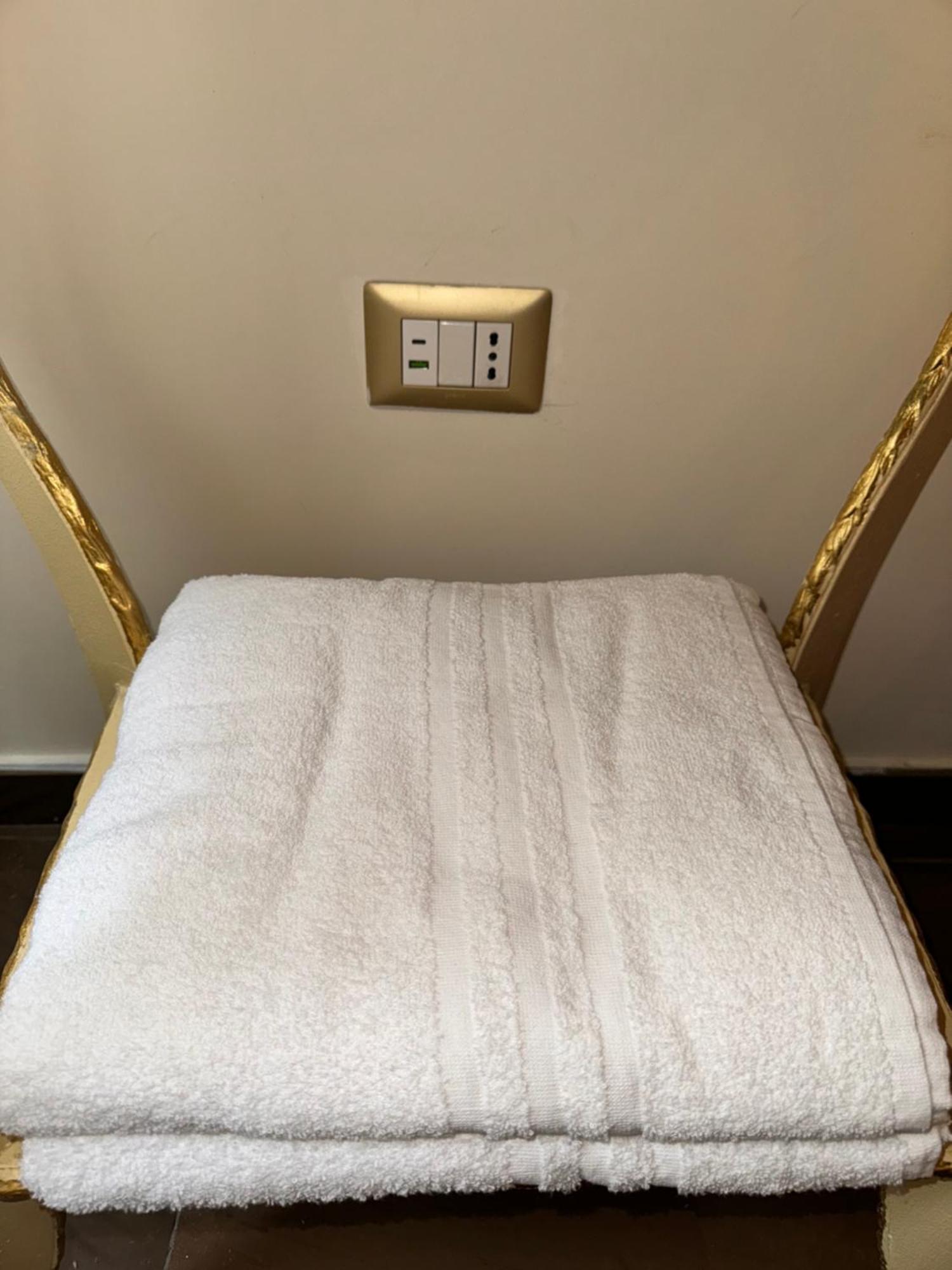 Beb Mariafrancesca Bed & Breakfast Napoli Bagian luar foto